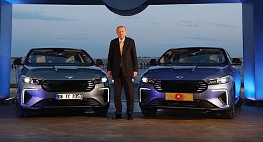 Cumhurbaşkanı Erdoğan'a Togg'un yeni modeli T10F hediye edildi