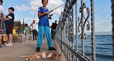 Eskihisar Sahili'nde baba-çocuk balık tuttular