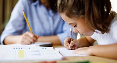 Ev ödevleri gelişime katkı sağlıyor ama dengeli olmalı!