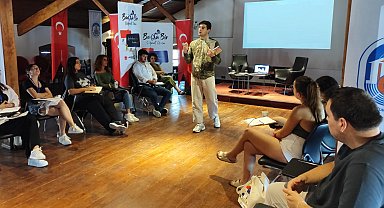  İsveç Milletvekili Castro, gençlerle Efes Selçuk'ta Buluştu