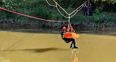 İtfaiyeciler Sakarya Nehri üzerinde nefes kesti