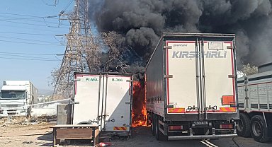 İzmir İtfaiyesi'nden konteyner yangınına müdahale