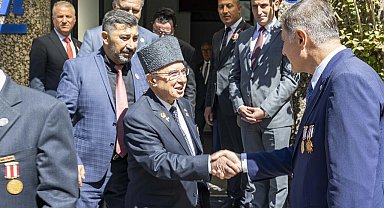 İzmir'de Başkan Tugay babasının madalyaları ile gazileri ağırladı