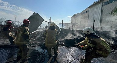 İzmir'de lastik deposu çevresinde yangın