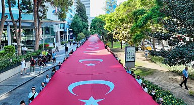 İzmir'de sessiz saygı: 350 metrelik Türk Bayrağıyla Zafer yürüyüşü