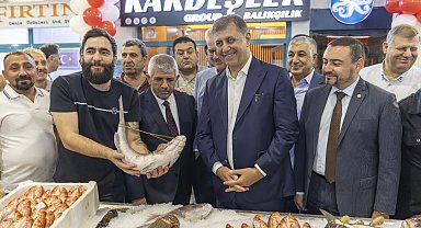 İzmir'de sezonun ilk balıkları mezatta satıldı