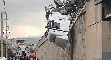 İzmir'de viyadükte asılı kalan tır şoförü kurtarıldı