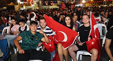 Kocaeli Kent Meydanı'nda yer gök kırmızı-beyaz