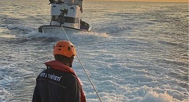 Lapseki'de sürüklenen tekne kurtarıldı