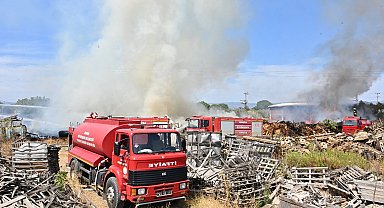 Manisa'da palet fabrikasında yangın!