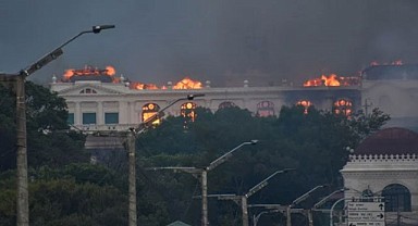 Nepal’de Göstericiler Televizyon Binasını Ateşe Verdi