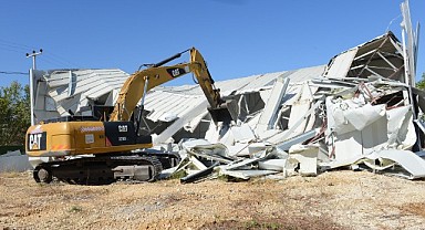 Ürünlü’de 2 kaçak yapı yıkıldı 