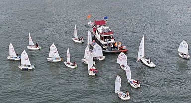 Yelkenliler Haliç'te suya iniyor