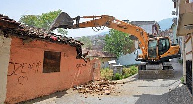 Yıldırım’da metruk bina temizliği sürüyor