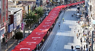 Zafer Yürüyüşü’nde Dev Türk Bayrağı