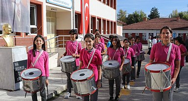 Amasya'da köy okulu bando kurdu