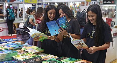 Antalya Kitap Fuarı'na öğrencilerden yoğun ilgi