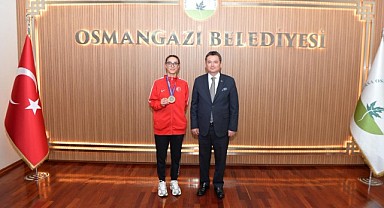 Başkan Erkan Aydın Bursa’nın Gururu Şampiyon Sporcuyu Ağırladı