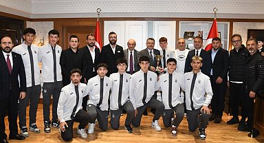 Başkan Genç'ten şampiyon öğrencilere tebrik