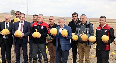 Birinci olan Kayseri Talaslı çiftçiye Başkan Yalçın'dan tebrik