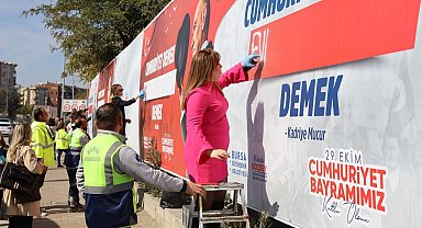 Bursa Büyükşehir'in 'Cumhuriyet demek' sokaklara taşındı