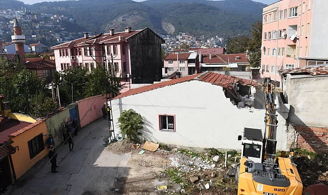 Bursa Osmangazi Belediyesi'nden tarihi koruyan yıkım