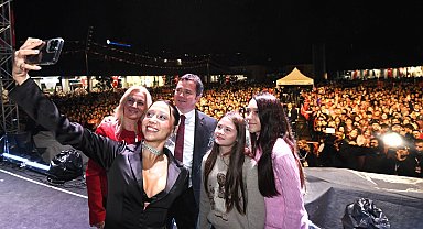 Bursa Osmangazi'de Cumhuriyet coşkusu zirvede... Zeynep Bastık şarkılarıyla ısıttı