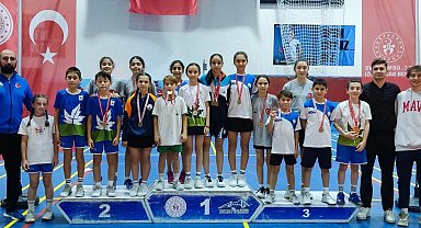 Bursa Osmangazili badmintoncular madalyaya doydu
