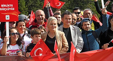 Bursa Uludağ'da yüzlerce kişi Cumhuriyet'in izinde