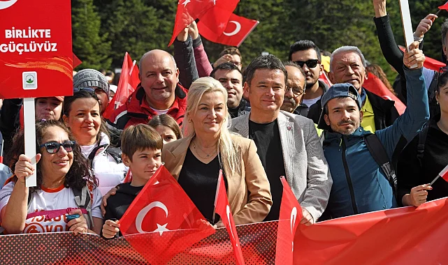 Bursa Uludağ'da yüzlerce kişi Cumhuriyet'in izinde