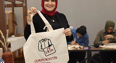 Cumhuriyet'in 102. yılına özel ay yıldızlı çantalar