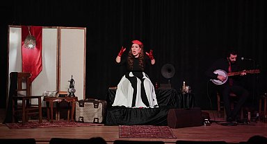 Cumhuriyet'in kuruluşu Bursa Osmangazi'de tek kişilik müzikalle anlatıldı