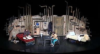 Denizli Büyükşehir Belediyesi Şehir Tiyatrosu perdelerini açtı