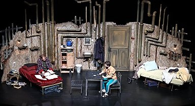 Denizli Büyükşehir Belediyesi Şehir Tiyatrosu perdelerini açtı