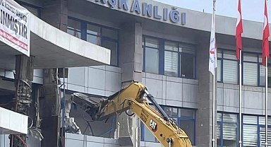 Düzce Belediyesi binasının yıkımı tepki çekti!