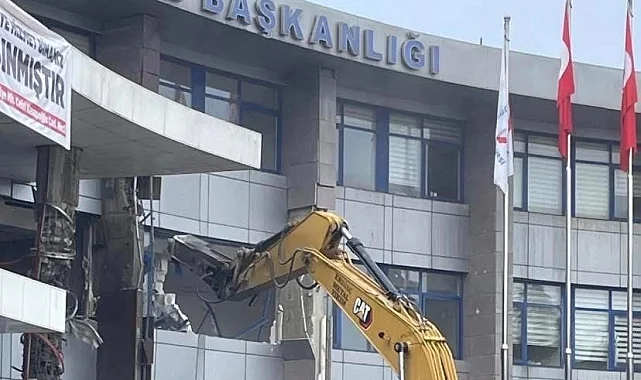Düzce Belediyesi binasının yıkımı tepki çekti!