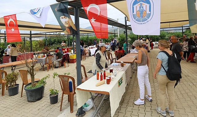 Efes Tarlası Yaşam Köyü'nde Üretici Pazarı açıldı