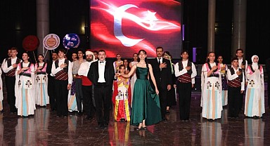 Gençlik ve Cumhuriyet Dansı izleyenleri kendine hayran bıraktı