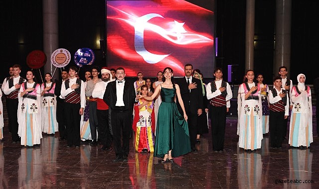 Gençlik ve Cumhuriyet Dansı izleyenleri kendine hayran bıraktı