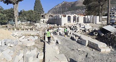 Hatay'da 754 yıllık tarihi yapı Bursa Büyükşehir'le yükseliyor