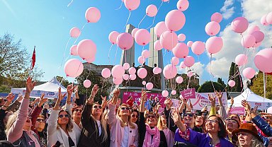 İstanbul Bakırköy'de pembe balonlar farkındalık için gökyüzünde