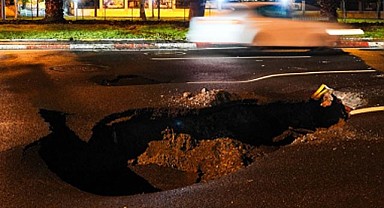 İstanbul’da Sağanak Yol Çökertti, Taksi Devrildi