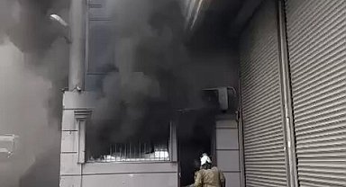 İstanbul Eyüpsultan'da iş hanında depo yangını!