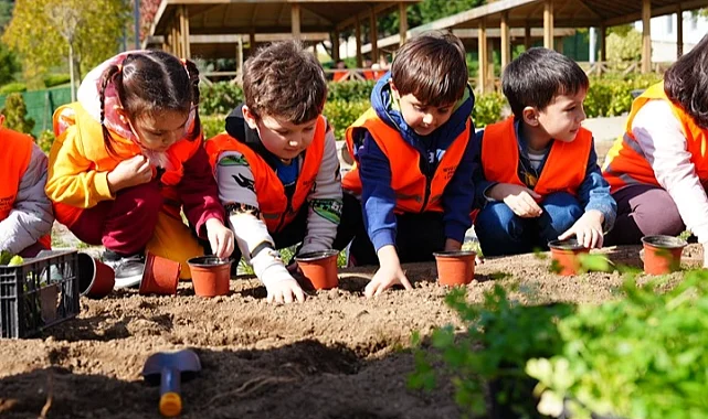 İstanbul Maltepe'de minik eller toprağa can veriyor