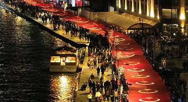 İzmir 350 metrelik Türk bayrağı ile yürüdü