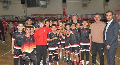 İzmir Çiğli'de Cumhuriyet coşkusu Futsal sahasında zirveye taşındı