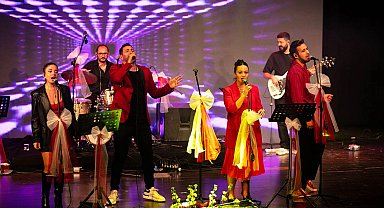 İzmir Güzelbahçe'de 102. yıl coşkusuna kortej ve konserli kutlama