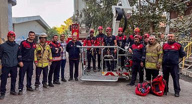 İzmir İtfaiyesi'nden baş döndüren kurtarma operasyonu