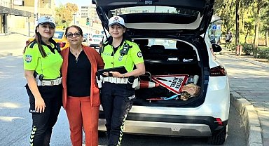 İzmir Karabağlar'da Neşe Kahraman ve kadın trafik polisleri örnek tablo çizdi
