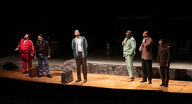 İzmir Şehir Tiyatroları sezonu yeni sahnesinde açtı